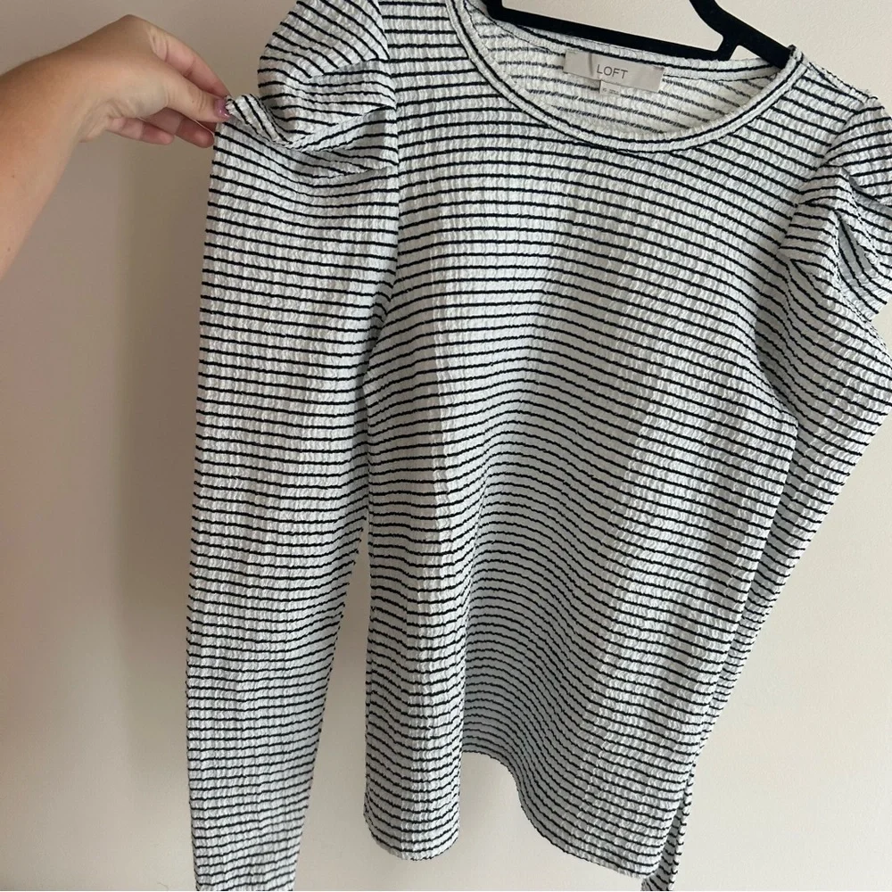 Navy Striped Loft Top‎ With Puff Sleeves; Size: XS